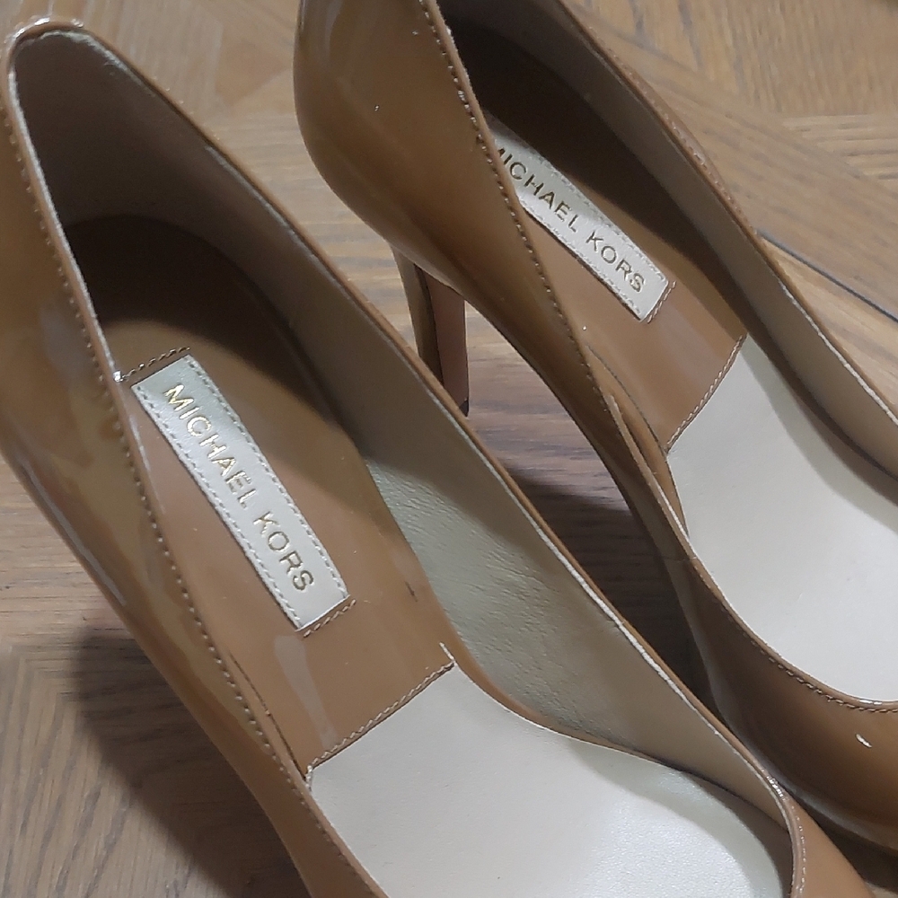 Michael Kors Brown Heels with Patent Leather and Pointed Toe
